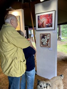 Zwei Besucher betrachten die Kunstwerke der Ausstellung Sara Heinrich Fine-Art in Buchholz in der Nordheide.