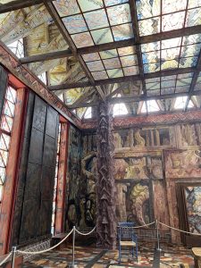 Künstlerin Sara Heinrich bietet Kunstvermittlung an der Kunststätte Bossard in Jesteburg an.